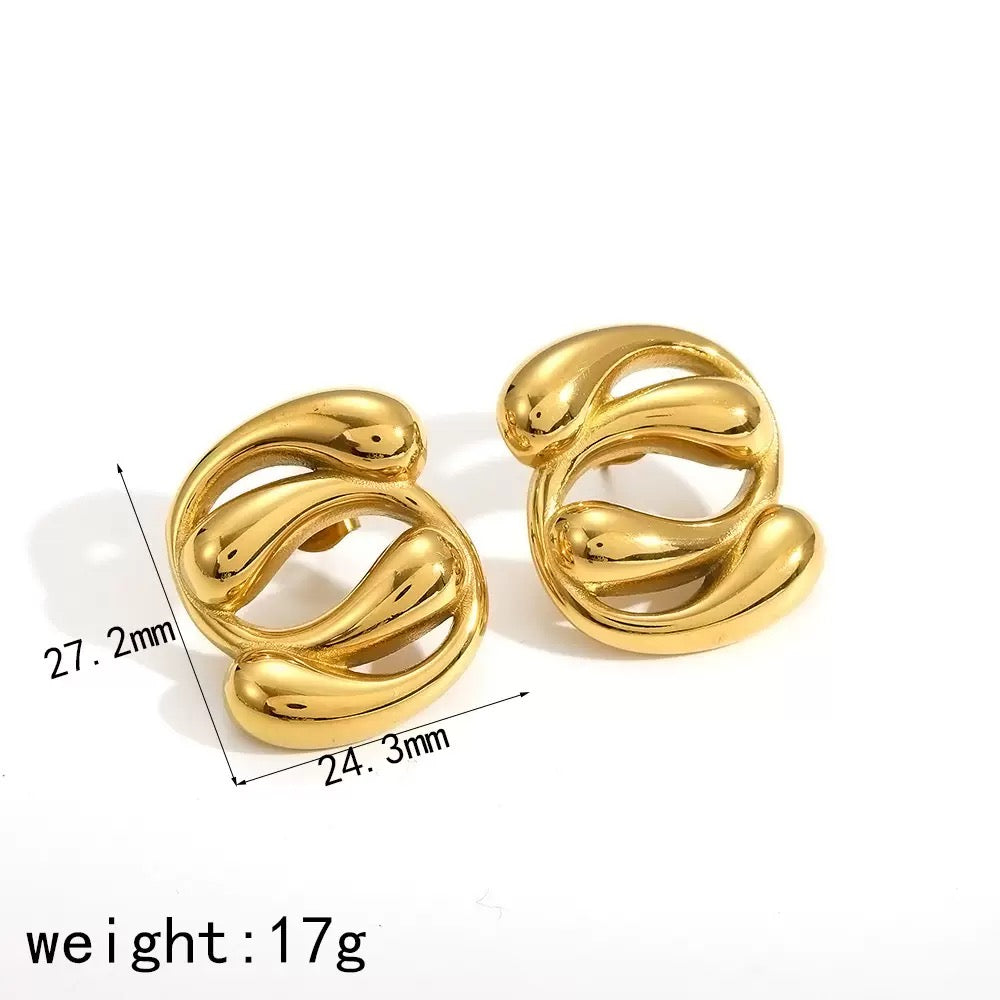 Gold earrings with measurements and weight on a white background