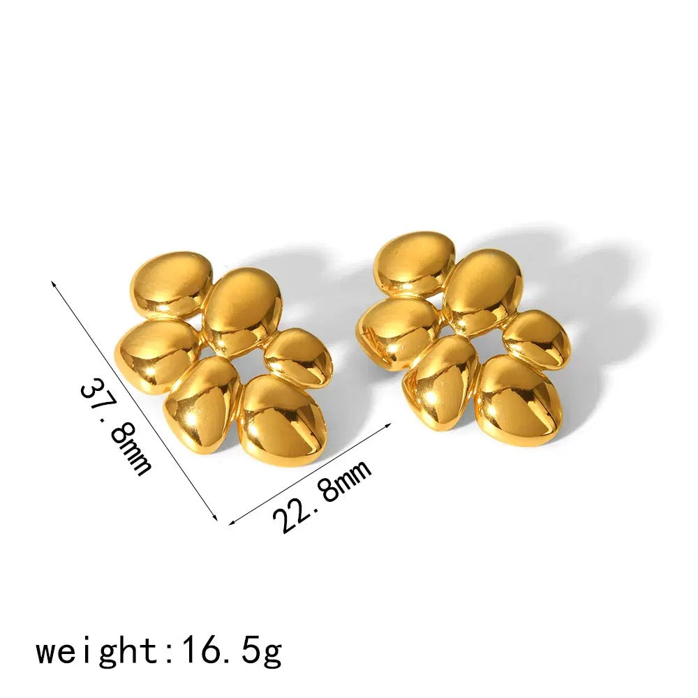 Gold earrings with measurements and weight on a white background
