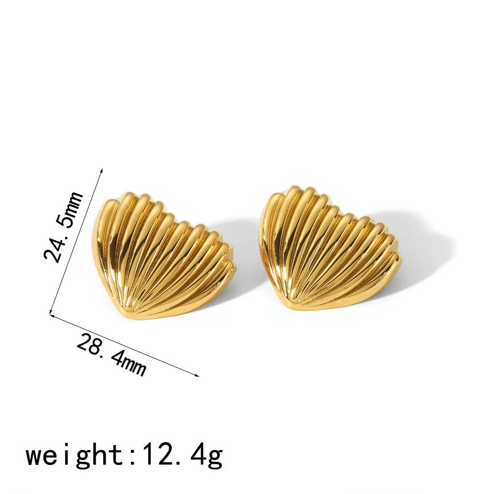 Gold shell-shaped earrings with measurements and weight on a white background